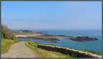 Zahlreiche Forts s�umen die K�ste von Alderney. Auf der kleinen Insel Raz befindet sich das gleichnamige Fort. Es wurde um 1850 errichtet. Dahinter ist mit dem Fort Houmet Herb� eine weitere Festung zu erahnen. (Alderney, 02.05.2026)