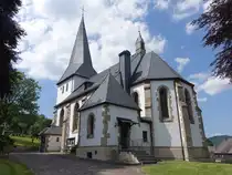 Gr�nebach, St. Lambertus Kirche, romanischer Wehrturm aus dem 13. Jahrhundert, neugotisches Kirchenschiff erbaut 1878 (25.06.2026)