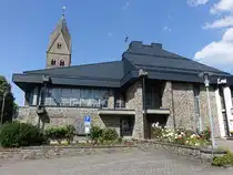 Siedlinghausen, Pfarrkirche St. Johannes, Kirchturm von 1893, Kirche erbaut 1981 (25.06.2026)