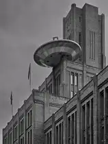 Auf dem zwischen 1918 und 1921 erbauten Backsteingeb�ude namens  Tintenfass  (Inktpot) der Eisenbahnverwaltung Prorail scheint ein Ufo gelandet zu sein. Dieses hat einen Durchmesser von 12 Metern und ist ein �berbleibsel der Utrechter Kunstveranstaltung Panorama 2000. (Utrecht, September 2026