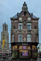 Blick von der Rathausbr�cke auf dieses im Jahr 1897 erbaute Geb�ude, welches heute unter Denkmalschutz steht. Auf der linken Seite im Hintergrund der 112,32 Meter hohe Domturm. (Utrecht, September 2026)