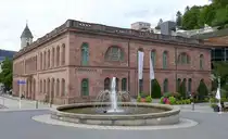 Bad Wildbad, das 1840-47 erbaute Gro�e Badgeb�ude, 1995 aufwendig umgebaut, mit Thermalb�dern und Saunen und der Maurischen Halle, davor der Katharinenbrunnen, Sept.2026