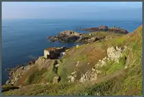 Mit der deutschen Besatzung wurde die K�ste Alderneys als Teil des Atlantikwalls schwer befestigt. Hier sind mehrere Bunker an der Nordk�ste zu sehen. Ein Bunker wurde offensichtlich als private Unterkunft umgebaut. (Alderney, 02.05.2026)