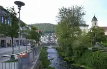 Bad Wildbad, die Enz flu�abw�rts auf dem Weg durch die Stadt, Sept.2�26