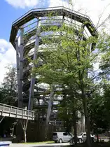 Bad Wildbad, der ca.40m hohe Aussichtsturm des Baumwipfelpfades auf dem Sommerberg, Sept.2026