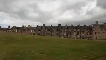Eine f�r Schottland typische H�userzeile aus trditionellen Steingeb�uden, sogenannten Tenements, in Edinburgh am 30.07.26.