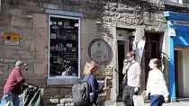 Die Rose Street ist eine Stra�e in der Neustadt von Edinburgh, Schottland. Gebaut wurde sie von 1770 bis 1781 und ist haupts�chlich eine Einkaufsstra�e, aber auch bekannt f�r ihre vielen Bars und Restaurants. Besucht am 30.07.26.