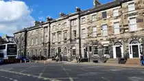 Der Charlotte Square in der Neustadt von Edinburgh, Schottlands Hauptstadt, am 30.07.26. 
Der Platz wurde im Jahr 1791 geschaffen und diente in der viktorianische �ra einer Elite der Mittelschicht aus juristischen und medizinischen Fachkr�ften als  Wohnadresse. Inzwischen sind die H�user in der Mehrzahl in B�ros umgewandelt.