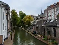Blick nach Norden von der denkmalgesch�tzten Vollersbrug auf den alten Kanal (Oudegracht) in Utrecht. (September 2026)