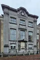 Im Bild das erste Haus der Fundatie van Renswoude, einer niederl�ndischen Stiftung aus dem 18. Jahrhundert mit dem Ziel, Waisenjungen eine gute Ausbildung zu erm�glichen.
Die R�umlichkeiten des 1761 im Rokoko-Stil errichteten und als Nationaldenkmal geltende Geb�ude k�nnen heute f�r Versammlungen verschiedener Art gemietet werden.


z�hlt zum Zentralmuseum von Utrecht, welches in einem ehemaligen mittelalterlichen Kloster untergebracht ist. (September 2026)