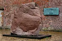 Diese 1936 aufgestellte Kopie des gro�en Runensteins ist ein Geschenk aus D�nemark anl�sslich des 300-j�hrigen Jubil�ums der Universit�t Utrecht. (Utrecht, September 2026)