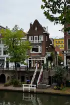 Blick �ber den Alten Kanal (Oudegracht) auf ein altes Geb�ude aus dem Jahr 1910. (Utrecht, September 2026)