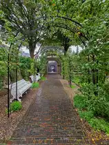 In der Altstadt von Utrecht befindet sich ein kleiner  Flora's Hof  genannter Garten. Dieser entstand im Jahr 2009 auf dem Gel�nde einer Anfang des 19. Jahrhunderts gegr�ndeten Baumschule. (September 2026)
