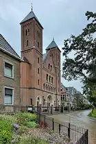 Die St.-Gertrud-Kathedrale wurde zwischen 1912 und 1914 im neoromanischen Stil errichtet und ist Sitz des altkatholischen Erzbischofs. (Utrecht, September 2026)