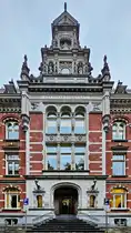 Der Haupteingang der  Tulpenburg (Tulpenburgh) , einem im Jahr 1895 im Stil der Neorenaissance erbauten Verwaltungsgeb�ude der Niederl�ndischen Eisenbahn (Maatschappij tot Exploitatie van Staatsspoorwegen). (Utrecht, September 2026)