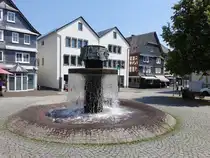 Haiger, Marktplatzbrunnen am Markt, eingeweiht 1986, entworfen vom Bildhauer Franz O. Lipp (27.06.2026)