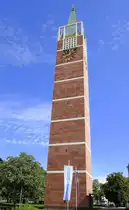 Pforzheim, der 80m hohe freistehende Glockenturm der evangelischen Stadtkirche,  1968 erbaut, Sept.2026