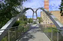 Pforzheim, der Wachtelsteg �ber die Nagold, dahinter die evangelische Stadtkirche, Sept.2026