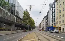 Blick in die Althanstraße im 9. Wiener Gemeindebezirk Alsergrund Richtung Franz-Josefs-Bahnhof am 14.08.2020. Der gläserne Gebäudekomplex auf der linken Straßenseite beherbergt das Universitätszentrum Althangrund, worin einige Einrichtungen der Universität Wien untergebracht sind. Auch die Franz-Josefs-Bahn verläuft unterhalb des Gebäudekomplexes.