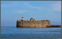 Umfangreiche Festungsanlagen sch�tzten den Hafen von Cherbourg. Teil der vorgelagerten Digue du Large ist das Fort de l'Ouest (Westfort), welches 1851 errichtet wurde und zwei Jahre sp�ter einen Leuchtturm zur Markierung der Hafeneinfahrt erhielt. (04.05.2026)