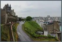 Auf einem Plateau liegt die historische Oberstadt von Granville, die von einer Stadtmauer umgeben ist. Im Hintergrund ist die Unterstadt mit den herausstechenden Kuppeln der Kirche Saint-Paul de Granville zu sehen. (05.05.2026)