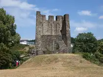 Dasburg, Ruine des Wehrturms der Burg, erbaut im 13. Jahrhundert (18.07.2026)