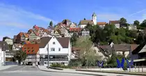 Altensteig im Nordschwarzwald, Blick auf die denkmalgesch�tzte Stadt mit Schlo� und Stadtkirche, Sept.2026