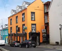 Das beliebte Gasthaus  The Fleet Inn  in der Bridge Street 2-4 in Killybegs, County Donegal in Irland am 06.08.26. 