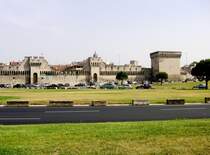 AVIGNON (Dpartement Vaucluse), 16.06.2006, Blick auf die Stadtmauer