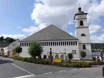 Birresborn, Pfarrkirche St. Nikolaus, Kirchturm erbaut 1828, Kirchenschiff erbaut von 1962 bis 1966 durch den Architekten Hans Geimer (19.07.2026)