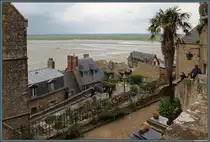 Unmittelbar vor der Kirche St. Pierre befindet sich der kleine Friedhof der Insel Mont Saint Michel. (06.05.2026)