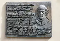 Sigmaringen, Gedenktafel am Fidelis-Haus f�r Pfarrer Thomas Geiselhart (1811-91) und seine Verdienste f�r Hohenzollern, Sept.2026