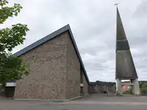 Darscheid, Pfarrkirche Hl. Kreuz, erbaut 1969 (20.07.2026)
