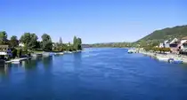 Stein am Rhein, Blick von der Rheinbr�cke flu�abw�rts, hier beginnt der Hochrhein und bildet die Grenze Schweiz-Deutschland, Sept.2026