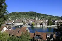 Stein am Rhein, Blick vom Stadtteil  vor der Brugg  auf die Altstadt mit historischer Bausubstanz, auf dem Berg dahinter die mittelalterliche Burg Hohenklingen, Sept.2026