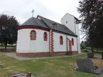 Oos, Pfarrkirche St. Rochus, romanischer Westturm von 1682, zweischiffiges neuromanisches Langhaus erbaut von 1906 bis 1907
(20.07.2026)