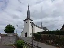 Pelm, Filialkirche St. Willibrord, romanischer Westturm, Langhaus erbaut 1746, erweitert 1965 (20.07.2026)