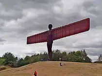 Der Engel des Nordens (englisch Angel of the North) ist eine 1998 von Antony Gormley geschaffene rostbraunen Stahlskulptur in der N�he von Gateshead in England. Besucht am 29.07.26. Gateshead liegt im Nordosten von England gegen�ber von Newcastle, unweit der Schottischen Grenze.