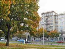 Berlin, Karl-Marx-Allee mit rest. Leuchte im Oktober 2008