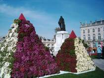Blumenpyramide als Teil des japanischen Garten am Stanislasplatz beim Jubilum der japanisch-franzsischen Freundschaft.