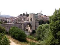 BESAL� (Provincia de Girona), 11.06.2006, Pont de Besal�, mittelalterliche Bogenbr�cke mit T�rmen