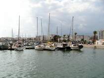 PORTIMO (Concelho de Portimo), 18.10.2005, Blick vom Cais Gil Eanes auf den Uferweg Ribeirinha mit davor festgemachten Segelbooten