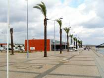 PORTIM�O (Concelho de Portim�o), 18.10.2005, in diesen Geb�udeklotz hat man die in der N�he gelegenen fr�her einfachen Grillrestaurants verbannt