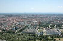 Blick vom Olympiaturm auf Mnchen mit ein bisschen Alpenpanorama. (06/2007)