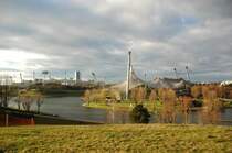 Der Olympiapark, 3 km² groß, geplant von Behnisch und Partner, erstreckt sich auf dem Gelände des ehemaligen Flugplatzes Oberwiesenfeld. 1902 fand hier die erste Zeppelinlandung statt. (01/2007)