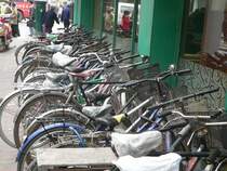 Abgestellte Fahrr�der an einer Hauptstra�e. Auf manchen Fahrradparkpl�tzen wird sogar eine sehr geringe Parkgeb�hr erhoben. April 2006