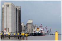 Der Hafen von Brake an der Weser ist einer der neun niederschsischen Seehfen. Weithin sichtbar wird er von 90 m hochen Silos berragt. 22.08.2008
