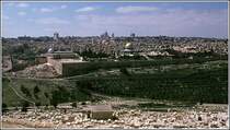 Jerusalem vom �lberg. Die goldene Kuppel in der Bildmitte geh�rt zum Felsendom, die silbrige weiter links zur Al Aqsa Moschee. Scan eines Dias aus dem M�rz 1978.