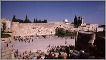 Die Klagemauer in Jerusalem. Die silbrige Kuppel in der rechten Bildhlfte gehrt zur Al Aqsa Moschee. Scan eines Dias aus dem Mrz 1978.