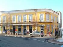 LOUL� (Concelho de Loul�), 05.02.2005, Wohn- und Gesch�ftshaus an der Pra�a da Rep�blica
